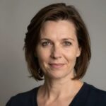 Портрет уверенного бизнесмена компании ЭкоСтация на нейтральном фоне в студийном освещении